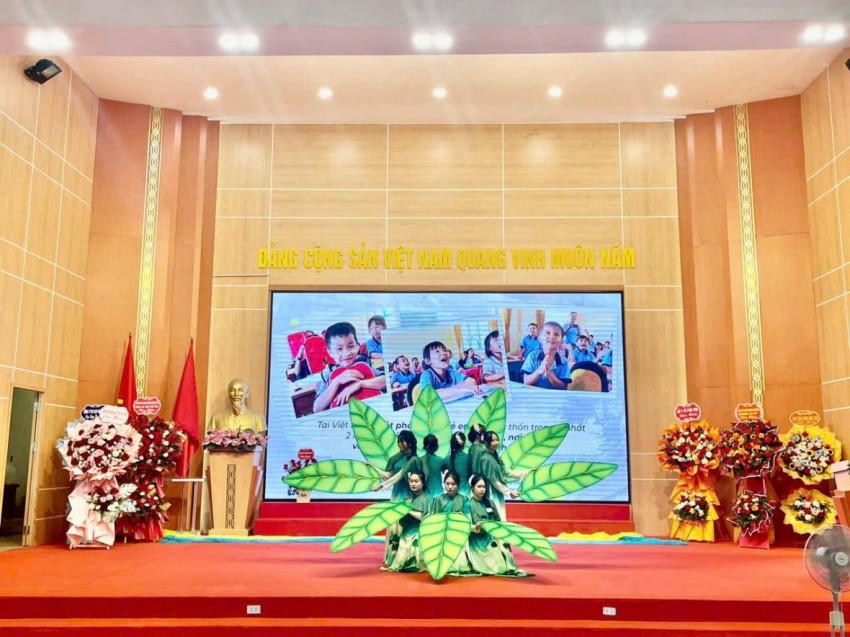 Tiết mục văn nghệ trong ngày khai giảng.