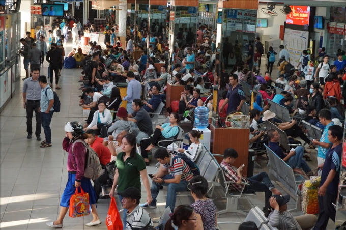 Nhiều hành khách có mặt ở Bến xe Miền Đông từ sớm để chờ giờ xuất bến.