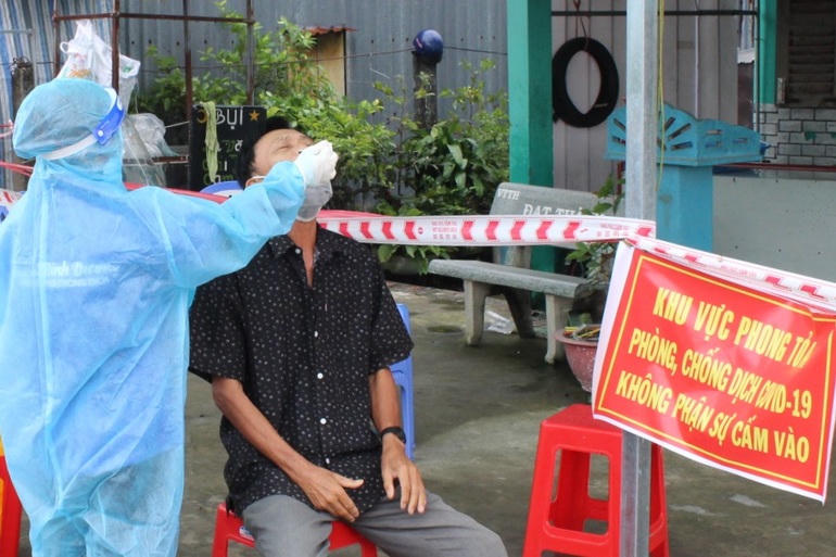 Xét nghiệm sàng lọc cộng đồng ở Bạc Liêu (Ảnh: Huỳnh Hải).