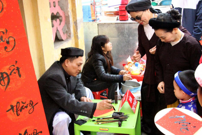 Những em nhỏ xúng xính trong bộ quần áo đẹp được ông bà, bố mẹ dắt tay đi chơi chợ.