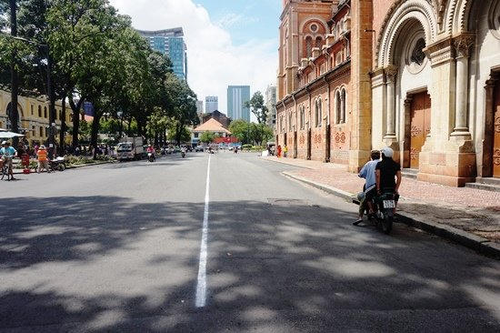 Vạch vôi trắng trên đường Công xã Paris là vị trí được quây rào chắn.