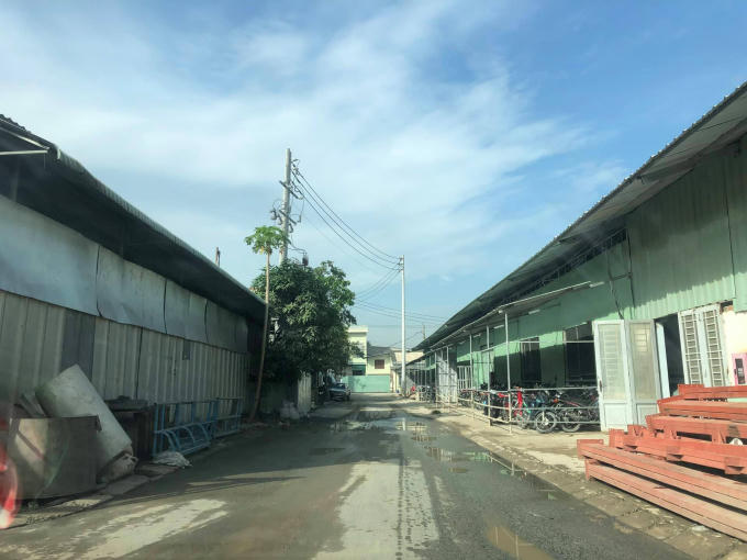 Theo báo cáo của UBND phường Long Bình, diện tích khu đất 28.562,9m2 (trong đó diện tích bà Nga mua chỉ có 19.824,5m²) thì có có 21 công trình xây dựng với tổng diện tích xây dựng là 12.046,6m2. Trong đó, có 5 công trình xây dựng liền khối, đồng nhất có một phần diện tích nằm trong phạm vi giấy phép xây dựng (GPXD) có thời hạn với tổng diện tích xây dựng là 10.094,8m2, diện tích nằm trong phạm vi được cấp phép là 3.141m2, diện tích nằm ngoại phạm vi được cấp phép là 6.953,8m2.