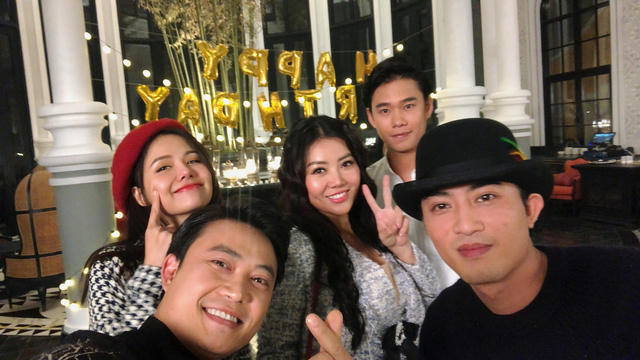 Phim hội tụ dàn diễn viên đình đám như: Tiến Lộc, Thanh Hương, Doãn Quốc Đam, Phương Anh…, với sự chỉ đạo của đạo diễn Trịnh Lê Phong, sẽ mang lại những giây phút thư giãn và tiếng cười sảng khoái trong dịp Tết.