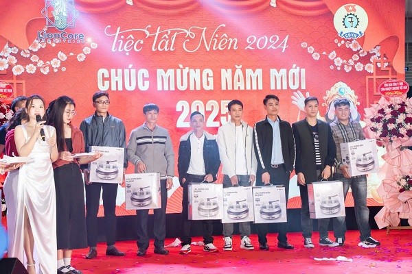 Công đoàn công ty tổ chức tiệc tất niên, tặng quà người lao động.