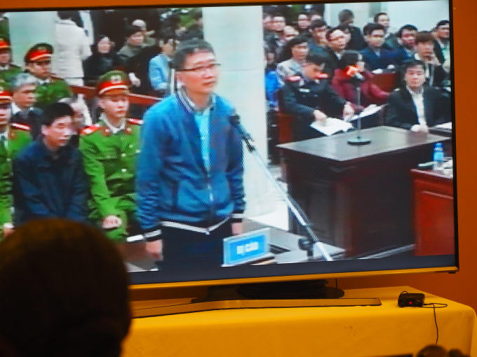 Trinh Xuân Thanh kiểm tra căn cước để bắt đầu phiên xét xử.