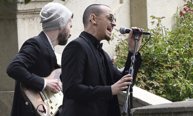 Chester Bennington đã hát tại lễ tang của người bạn thân - nam ca sĩ nhạc rock Chris Cornell - vừa qua đời hồi tháng 5 (cũng vì treo cổ tự sát).