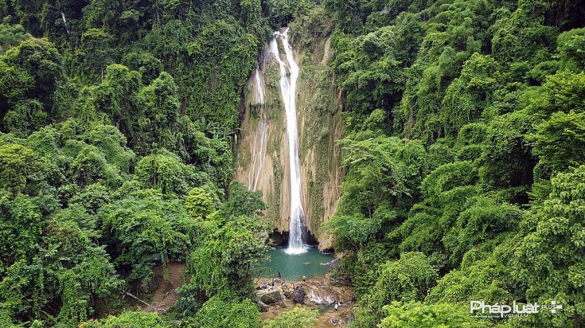 Thác Khuổi Nhi - Một trong những địa điểm du lịch hấp dẫn khách du lịch nằm trong rừng phòng hộ Lâm Bình.