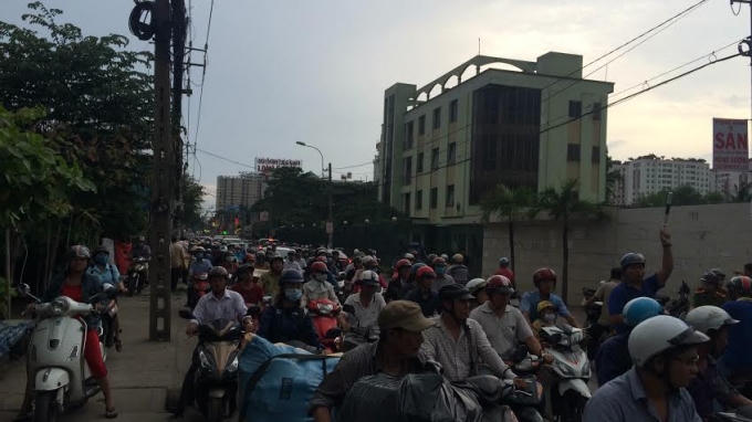 Giao thông qua khu vực bị ùn tắc.