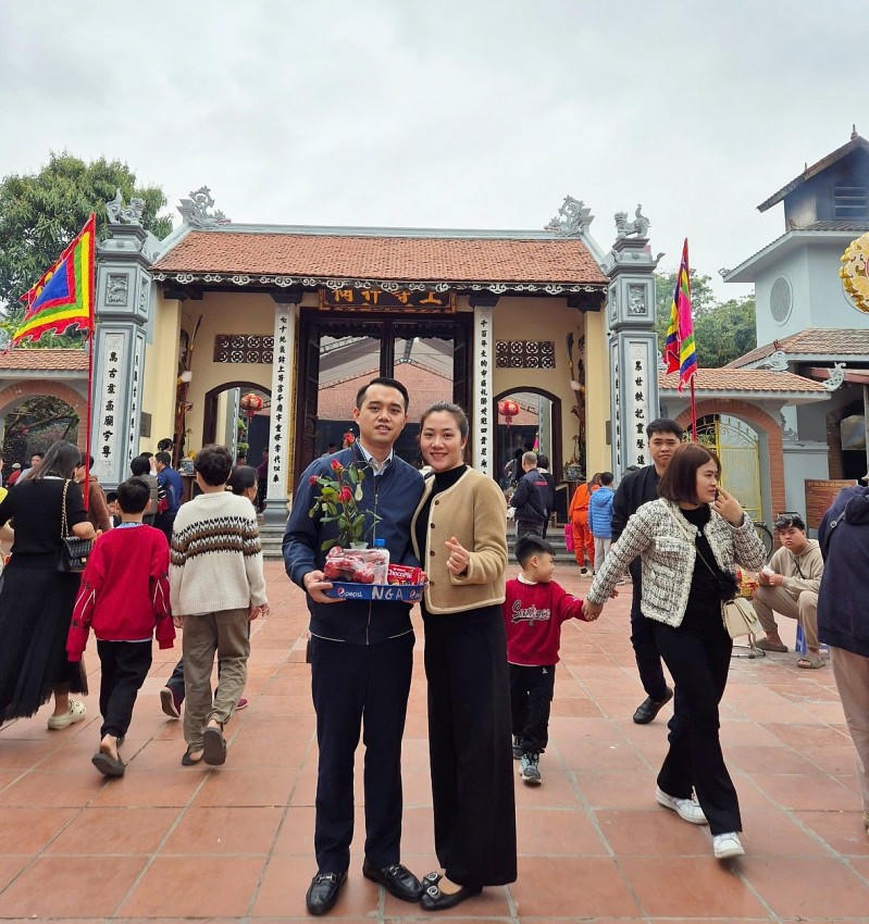 Sau khi đi lễ, nhiều cặp vợ chồng tranh thủ chụp ảnh kỷ niệm, chiêm bái vãn cảnh và thưởng thức một số món ăn nhẹ ở trong khu di tích.