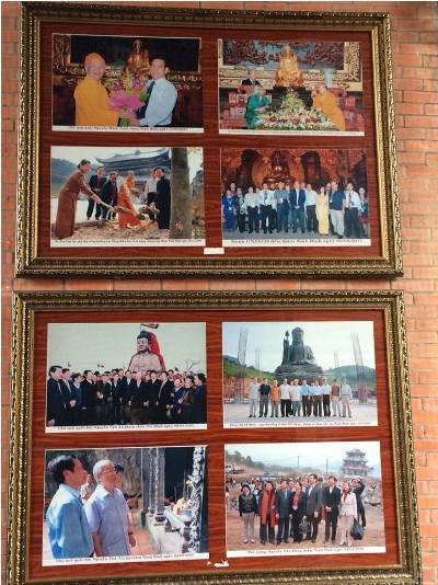 Những bức ảnh lưu giữ lại những dấu ấn quan trọng của chùa được treo nghiêm trang trong chùa. Ảnh: Bảo Yến.