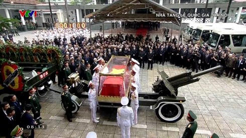 Chủ tịch nước Tr&acirc;̀n Đại Quang đã v&ecirc;̀ với đ&acirc;́t mẹ