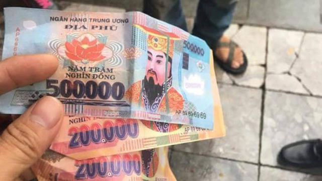 Ba tờ tiền âm phủ được cho là của người xích lô trả lại cho vị khách du lịch.