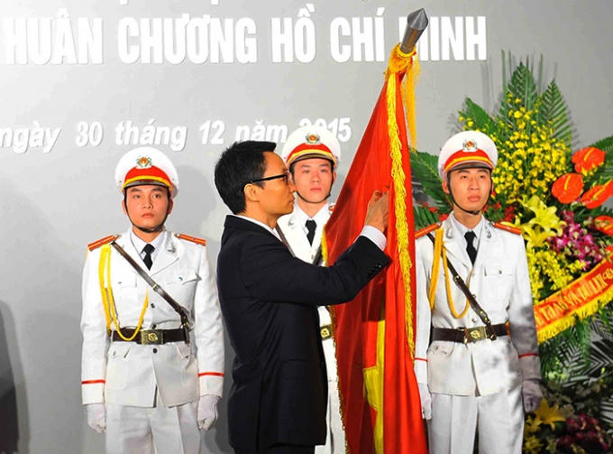Phó Thủ tướng Chính phủ Vũ Đức Đam trao Huân chương Hồ Chí Minh cho trường Đại học Mỹ thuật Việt Nam. Ảnh: Minh Đức