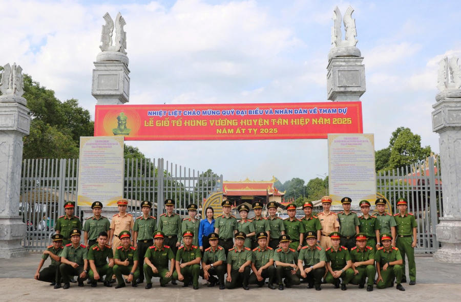 Chụp hình lưu niệm tại Đền thờ Quốc tổ Hùng Vương, huyện Tân Hiệp