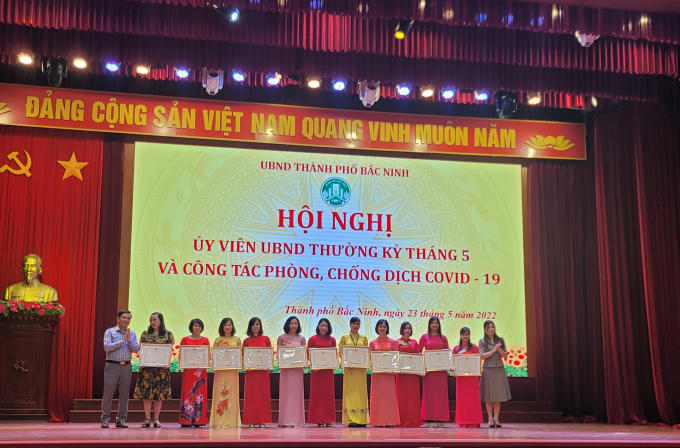 Các giáo viên có thành tích xuất sắc trong phong trào thi đua