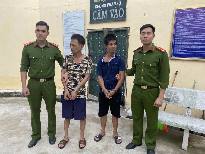 Đối tượng Nguyễn Văn Sơn (áo đen)và Lê Văn Tuyền