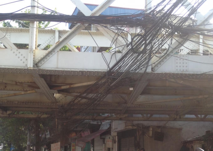Những búi dây điện san sát nhau.