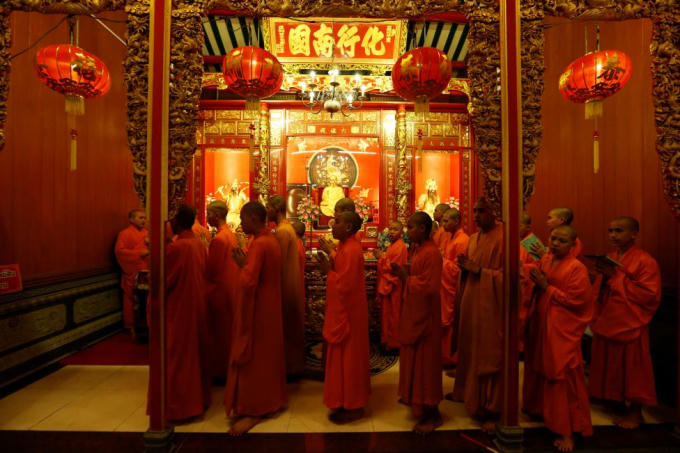 Các nhà sư tiến hành nghi lễ giao thừa trong một ngôi chùa ở Bangkok, Thái Lan.