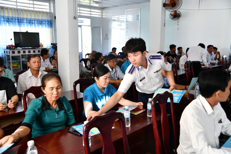 Lực lượng Hải đoàn 42/BTL Vùng Cảnh sát biển, phát tờ rơi tuyên truyền cho ngư dân trên địa bàn huyện U Minh (tỉnh Cà Mau).