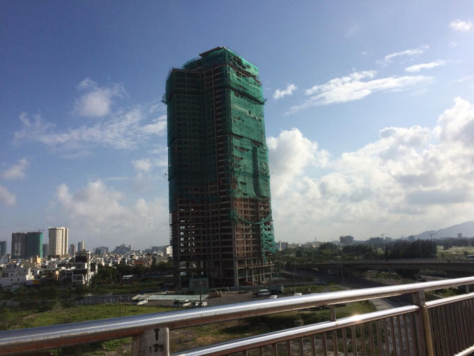 Dự án nằm ngay dưới chân cầu Thuận Phước mới được chủ đầu tư hoàn thành phần thô và sơn ngoài các bờ tường. Tuy nhiên, việc hoàn tất cả căn và bàn giao cho cho khách hàng vẫn chưa biết khi nào hoàn tất, với tiến độ thi công chậm như hiện tại. 