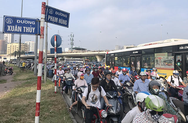 Ngã tư Xuân Thủy - Phạm Hùng bị ùn tắc nghiêm trọng