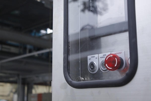 Hộp kỹ thuật dùng để điều chỉnh hệ thống giàn thép đỗ xe cao tầng và các công trình phụ trợ. Ảnh: Như Trường.