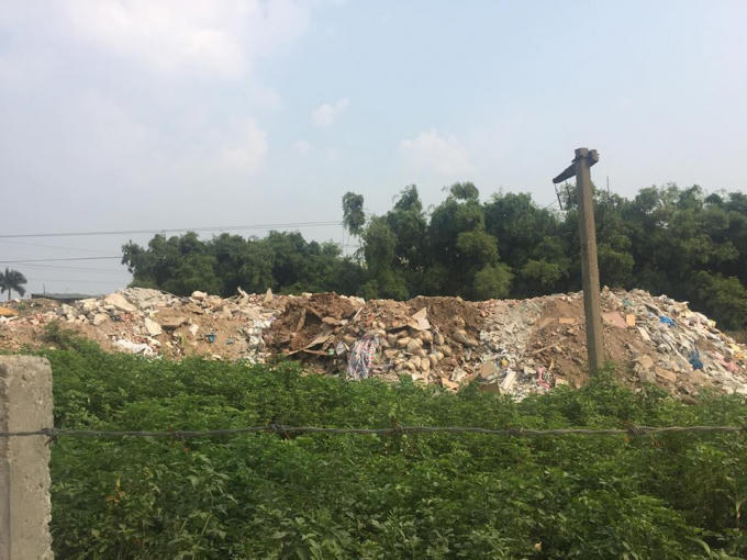 Rác thải chất cao cả mét
