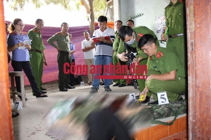 Được biết, vợ chồng nạn nhân có 2 người con là Nguyễn Quang Vinh và Nguyễn Vinh Quang hiện đang sinh sống, công tác tại Hà Nội. Trong ảnh, lực lượng Công an khám nghiệm hiện trường (Ảnh: Công an nhân dân)