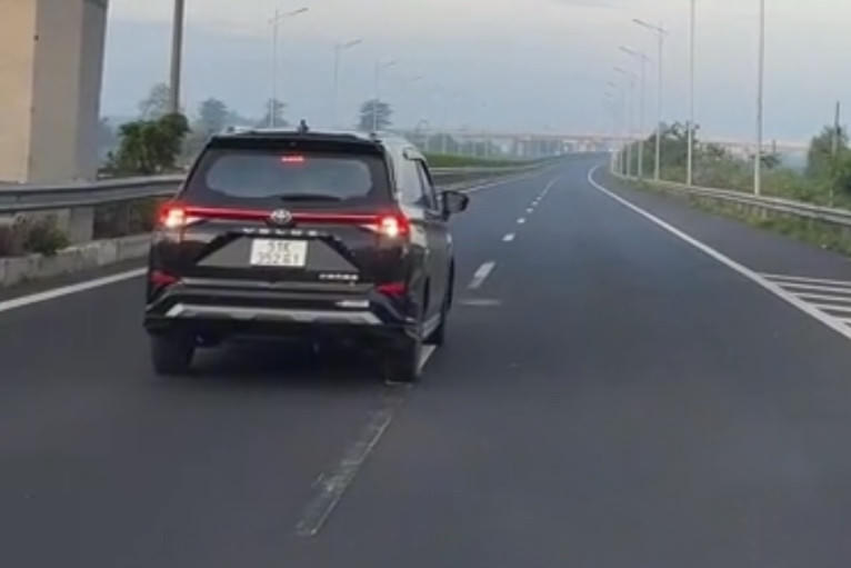 Nữ tài xế thuê ô tô đưa con đi chơi rồi chạy lùi nguy hiểm trên cao tốc -0