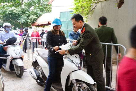 CBCS Công an quận Tây Hồ niềm nở kiểm soát vé xe cho người dân đi lễ an tâm
