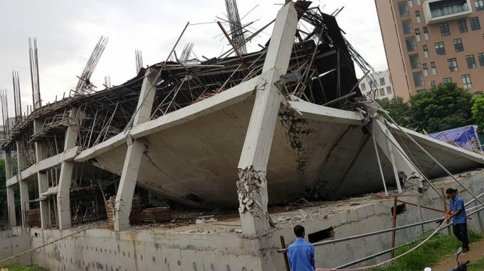 Nhiều trụ bê tông đã "gục" ngã.