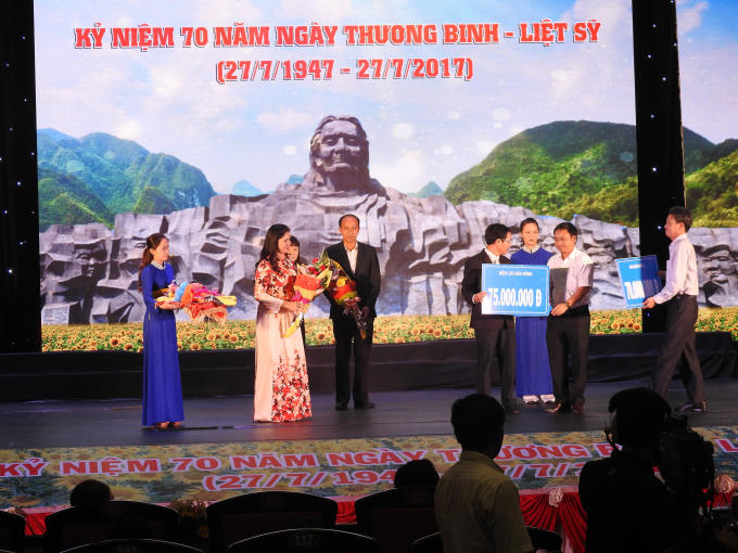 Bà Tôn Nữ Ngọc Hạnh- phó chủ tịch UBND tỉnh Đắk Nông và Giám Đốc Sở LĐTBXH tiếp nhận quỹ đền ơn đáp nghĩa
