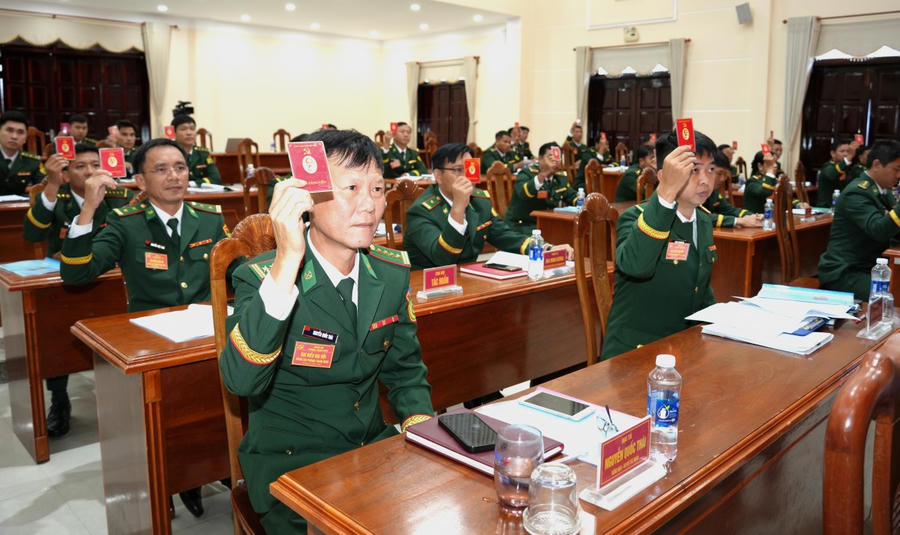 Các đại biểu biểu quyết nhất trí thông qua kết quả bầu cử Cấp ủy Đảng Bộ Phòng Tham mưu BĐBP tỉnh Cà Mau.