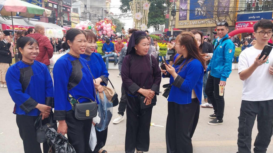 Người dân Lạng Sơn diện váy áo đi dự hội
Người dân Lạng Sơn diện váy áo đi dự hội