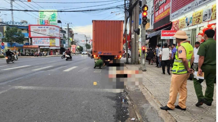 Hiện trường vụ tai nạn giao thông khiến người đi xe máy dừng đèn đỏ tử vong. Ảnh: K.P