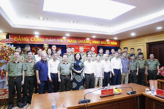 : Lực lượng An ninh chính trị nội bộ chụp ảnh lưu niệm cùng lãnh đạo tỉnh và Công an tỉnh Bình Dương.