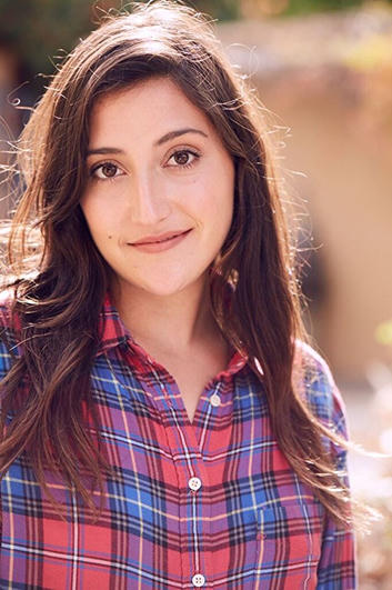 Hayley Goldstein (vai bạn thân Emily) là diễn viên được biết đến qua các phim Escape Room (2017), Division III: Football's Finest (2011) and Underground(2011).