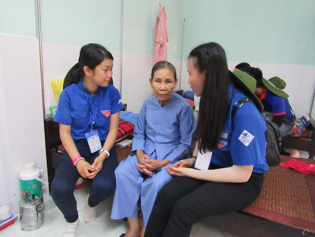Ghé thăm các mẹ Việt Nam anh hùng, người có công với cách mạng.