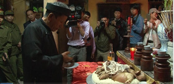 Cụ từ làm lễ trước khi vợ chồng anh Chiến, chị Huyền thực hiện nghi thức làm "chuyện ấy" tại miếu Trò.