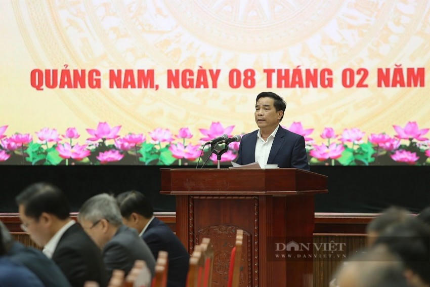 Ông Lê Văn Dũng, Chủ tịch UBND tỉnh Quảng Nam, trình bày báo cáo tại buổi làm việc với Thủ tướng Phạm Minh Chính chiều 8/2 (Ảnh: Dân Việt)