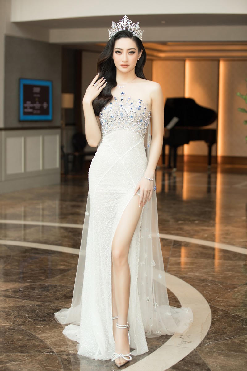 Với chiều cao 1m78 cùng nhan sắc ngày một thăng hạng, đương kim Hoa hậu Lương Thuỳ Linh dường như chiếm trọn spotlight tại sự kiện lần này.