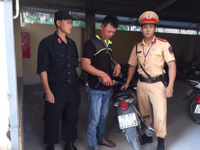 Đối tượng Vũ Văn Hoà (giữa) bị lực lượng chức năng bắt giữ.