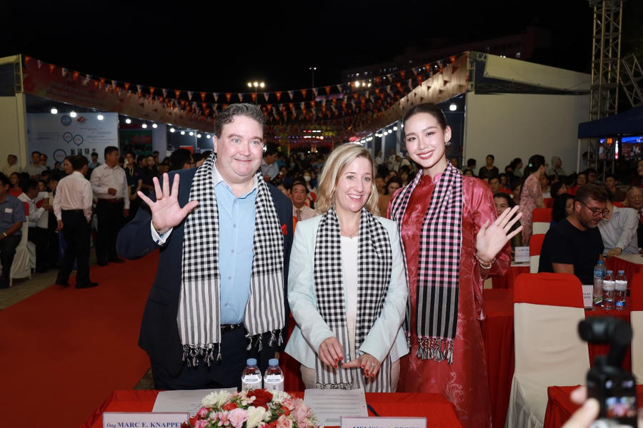 Hoa hậu Lê Nguyễn Bảo Ngọc cùng bà Melissa A. Brown - Tổng lãnh sự Hoa Kỳ tại TP HCM và ông Marc E. Knapper - Đại sứ Hoa Kỳ tại Việt Nam.