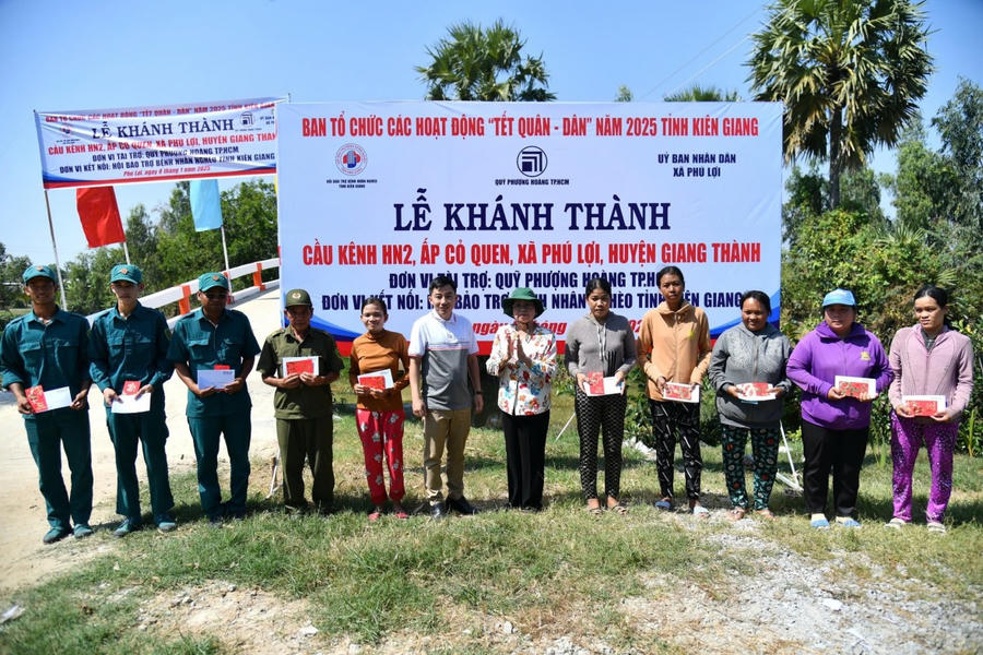 Đại diện Quỹ Phượng Hoàng TPHCM trao phần quà cho các tổ chức, cá nhân nhân dịp HN2 được xây dựng tại xã Phú Lợi. Ảnh: Phương Vũ.