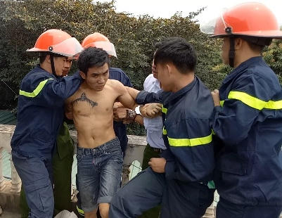 Cảnh sát PCCC đã khống chế Vũ Xuân Hưởng trong tình trạng nghi là ngáo đá nên đốt nhà. (Ảnh: Cảnh sát PCCC cung cấp)
