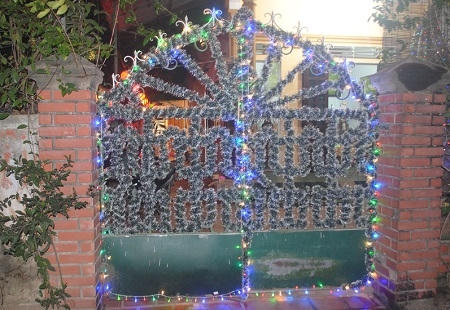 Cánh cổng một gia đình tại đây được trang trí cầu kỳ, nổi bật (Ảnh: Duy Ngợi).