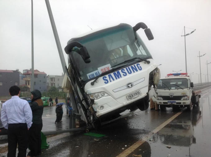 Xe chở c&ocirc;ng nh&acirc;n Samsung gặp nạn, lao l&ecirc;n đường Nội B&agrave;i - Nhật T&acirc;n