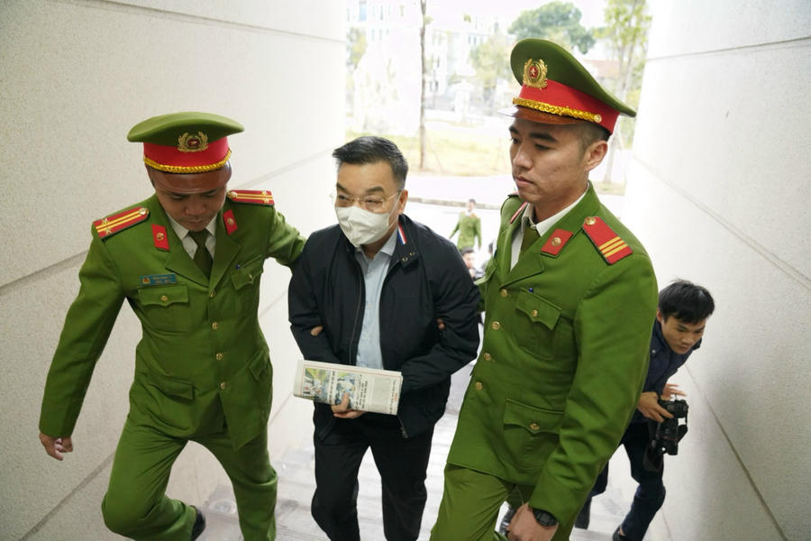 ông Chu Ngọc Anh, cựu Bộ trưởng Bộ KH-CN, bị cáo buộc biết rõ đề tài nghiên cứu kit test thuộc sở hữu nhà nước, Công ty Việt Á sử dụng kết quả không đúng quy định, nhưng đã không thực hiện chức năng, nhiệm vụ quản lý của mình. Ông còn để Bộ KH-CN tổ chức họp báo, ra thông cáo báo chí về kit test Việt Á; trực tiếp ký quyết định khen thưởng, ký tờ trình đề nghị Thủ tướng khen thưởng Công ty Việt Á; chỉ đạo một thứ trưởng ký công văn gửi UBND TPHCM giúp công ty được tặng thưởng Huân chương Lao động hạng Ba không đúng đối tượng; ông còn được bị can Phan Quốc Việt