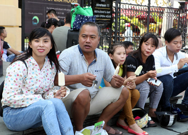 Được biết, đây là chương trình đồng hành thuộc chuỗi các hoạt động nằm trong khuôn khổ sự kiện triển lãm cưới và du lịch trăng mật được tổ chức thường niên kể từ năm 2009. Và chụp ảnh cưới tập thể là sự kiện mở đầu cho mùa cưới năm 2017 - 2018.