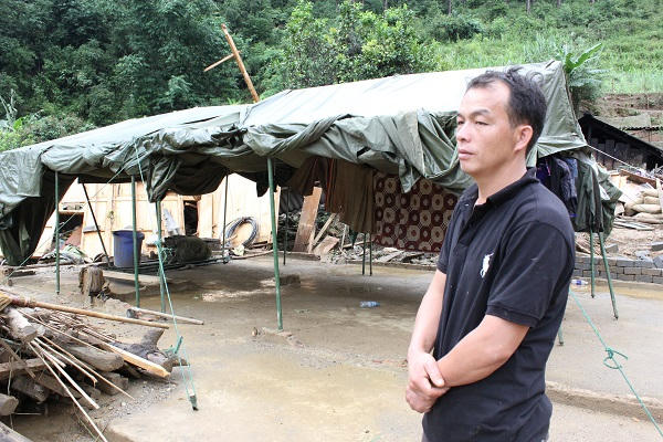 Anh Mùa A Tông dù bị cuốn phăng nhiều tài sản vẫn cảm thấy may mắn vì cả gia đình bảo toàn được tính mạng.